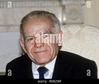 Washington, DC., USA März 16,1988 Yitzhak Shamir Premierminister von Israel im Oval Office des Weißen Hauses während des Treffens mit Präsident Ronald Reagan. Credit: Mark Reinstein/MediaPunch Stockfoto