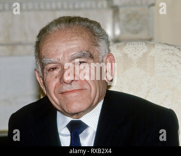 Washington, DC., USA, 16. März 1988 Yitzhak Shamir Premierminister von Israel im Oval Office des Weißen Hauses während des Treffens mit Präsident Ronald Reagan. Credit: Mark Reinstein/MediaPunch Stockfoto