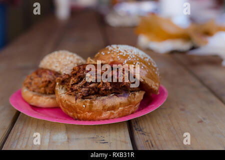 Close-up gezogene Schweinefleischsandwiche serviert in der Platte auf dem Tisch im Restaurant Stockfoto