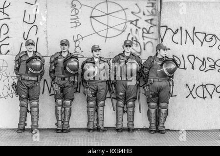 Polizei Frauen in einer Reihe warten an Tag 8. März der internationale Frauentag in Santiago Stadtzentrum Straßen, Chile Stockfoto