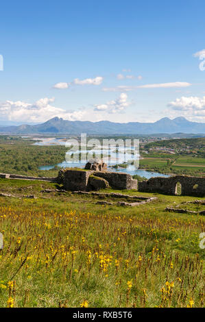 Blick von der Festung Rozafa über die Landschaft rund um die Stadt Shkodra, Albanien. Stockfoto
