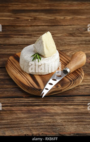 Käse Brie oder Camembert an Odin board mit Messer für Weichkäse Stockfoto