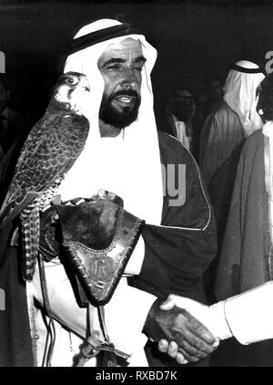 Sheikh Zayed Bin Sultan al-Nahyan (1918-2004) Herrscher von Abu Dhabi seit fast 30 Jahren im falknerei Konferenz in 1976. Stockfoto