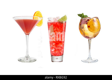 Eine Auswahl an alkoholischen Getränken und Cocktails auf einem weißen Hintergrund. Drei Getränke in verschiedenen Glas Gläser mit Dekoration. Isoliert. Stockfoto