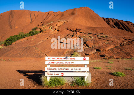 25. Dezember 2018, Uluru NT Australien: Kein Kletterer Schließung Zeichen vor der Uluru Wanderweg in WINDOWS NT Australien Stockfoto