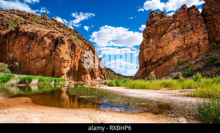 Malerischen Panorama der Glen Helen Schlucht West MacDonnell National Park in NT-Zentrale Outback Australien Stockfoto