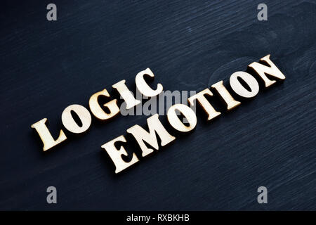 Logik und Emotionen Wörter aus Holz Buchstaben. Stockfoto