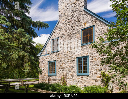 Seitenansicht eines alten Canadiana Feldsteinen Cottage Stil Wohn Haus