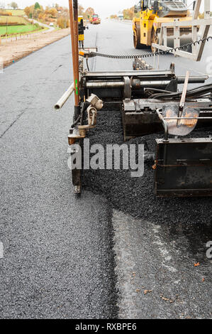 Straßenfertiger: Blick auf den Asphalt Estrich mit längs Gelenk. Stockfoto