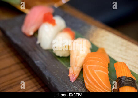 Sushi set, serviert auf Platte in einem Restaurant Stockfoto