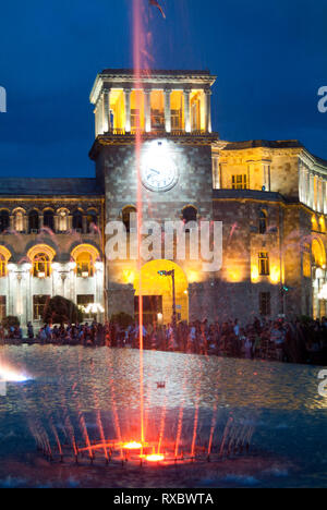 Nächtliche water fountain Show außerhalb des Nationalen Museums in Eriwan, Armenien. An warmen Tagen ist es ein beliebter Treffpunkt für Einheimische. Stockfoto