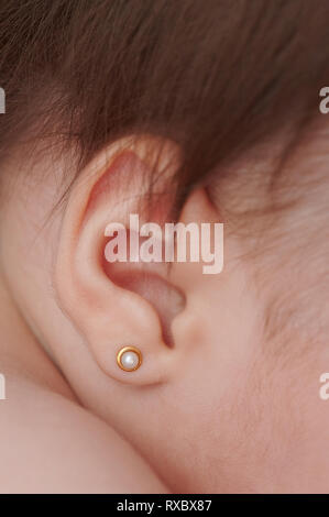 Baby Ohr mit gold Ohrring Nähe zu sehen. Stockfoto