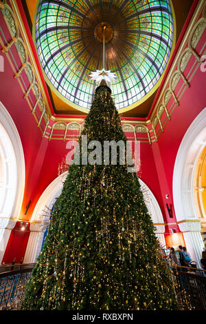 23. Dezember 2018, Sydney NSW Australien: riesige Weihnachtsbaum im Queen Victoria Building oder Qvb in Sydney NSW Australien Stockfoto
