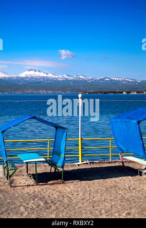 Café am Sewan See, Armeniens größtem See, 1.900 Meter über dem Meeresspiegel, einer der größten Hochseen der Welt. Stockfoto