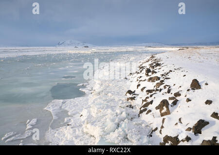 Panoramablick auf einem gefrorenen Fluss, Winter in Island, Europa