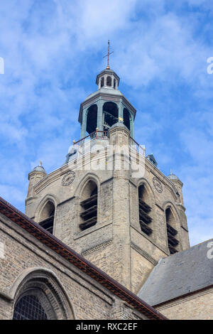 Glockenturm der Kirche Saint-Jean-Baptiste, Bourbourg, Frankreich, gegen den blauen Himmel Stockfoto