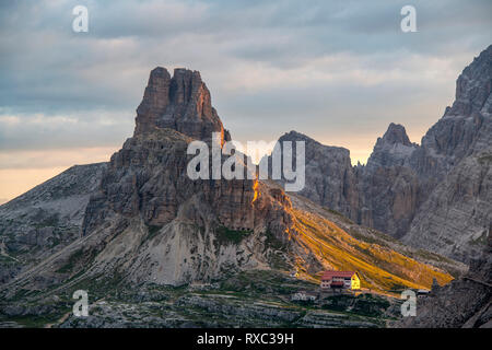 Cadini di Misurina, Sextener, Dolomiten, Belluno, Norditalien (Rifugio Lavradeo im Vordergrund) Stockfoto