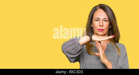 Schönen mittleren Alter Business woman Zeit heraus tun Geste mit den Händen, frustriert und ernstes Gesicht Stockfoto