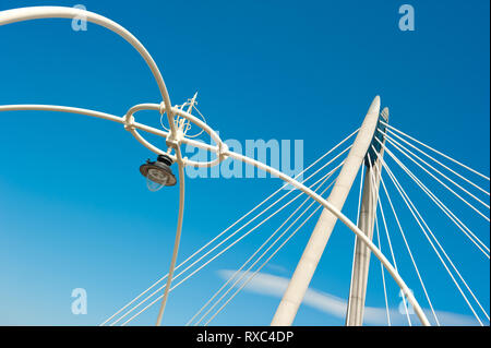 Architektonischen Details von alten und neuen vor blauem Himmel Stockfoto