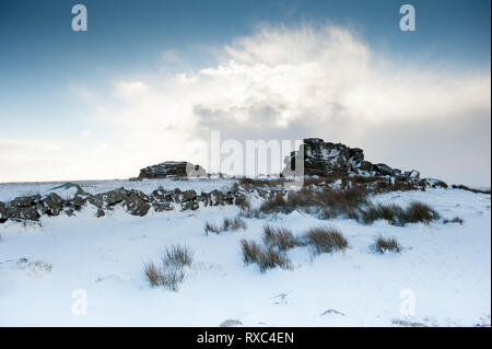 South Hessary Tor in der Nähe von Princetown in Dartmoor an einem sonnigen Tag im Winter nach einem schweren Schnee Stockfoto