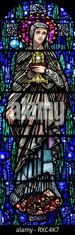 St. Klara von Assisi mit dem Allerheiligsten Sakrament in ihrer Hand, St. Oswald & St. Edmund Kirche, Ashton-in-Makerfield, Greater Manchester, UK Stockfoto