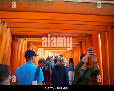 Kyoto, Japan - 13 Okt 2018: Touristen an senbon Torii, ein Weg der rund 1.000 Tore bis Fushimi Inari Taisha in Kyoto, Japan. Stockfoto