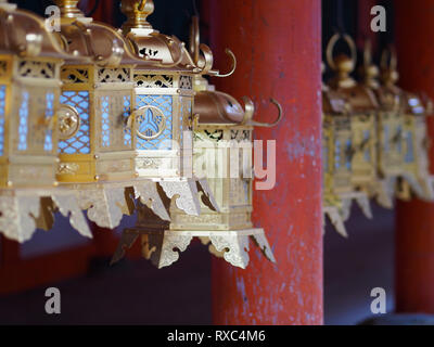 Nara, Japan - 15 Okt 2018: Eine Reihe von Laternen an einem Tempel in der Nähe des Kasuga Grand Schrein von Nara, Japan Stockfoto