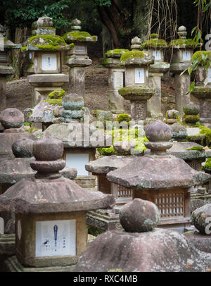 Nara, Japan - 15 Okt 2018: Eine Reihe von verwitterte alte steinerne Strukturen in der Nähe des Kasuga Grand Schrein von Nara, Japan Stockfoto