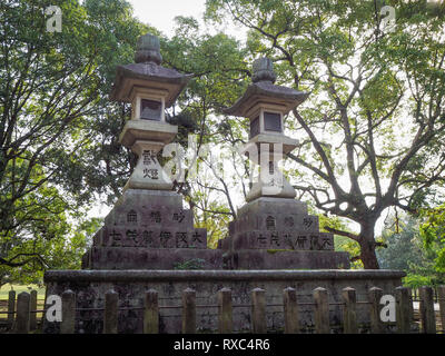 Nara, Japan - 15 Okt 2018: Alte bemoosten Stein Strukturen in der Nähe des Kasuga Grand Schrein von Nara, Japan Stockfoto