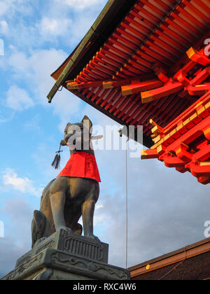 Statue eines Fox (kitsune), angesehen als Messenger in der Japanischen Mythologie, am Fushimi Inari Taisha Shrine gefunden, im Fushimi Ward in Kyoto Stockfoto