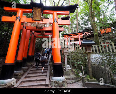 Touristen sind zu Fuß bis Senbon Torii, ein Weg der rund 1.000 Tore bis Fushimi Inari Taisha, im Fushimi Ward in Kyoto, Japan. Stockfoto