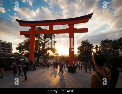 Eintrag tor Fushimi Inari Taisha, ein Heiligtum im Fushimi Ward in Kyoto, Japan. Stockfoto