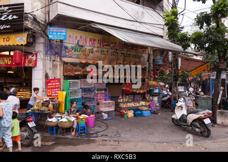 Ein Pet Shop mit mehreren Vogelkäfige auf Anzeige außerhalb, Hanoi, Vietnam Stockfoto