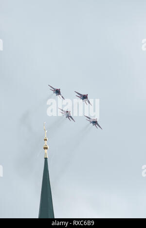 Kazan, Russische Föderation - Januar 27, 2018: Kunstflug durch vier Ebenen der Aviation Konzern der Militärischen durchgeführt - Luftstreitkräfte der Russischen Strizhi. Telefon Stockfoto