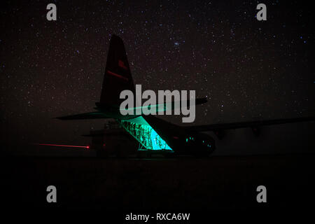 Us-Flieger Cargo aus einer C-130 J Hercules auf der 75th Expeditionary Airlift Squadron (75 EAS) in Ostafrika, März zugeordnet zu entladen. 4, 2019. 75 EAS unterstützt Combined Joint Task Force - Horn von Afrika (CJTF-HOA) mit medizinischen Evakuierungen, Katastrophenhilfe, humanitäre und airdrop Operationen. (U.S. Air Force Foto von Tech. Sgt. Chris Hibben) Stockfoto