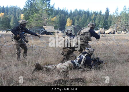 Soldaten der 8. Staffel, 1.Kavallerie Sicherheitsverstöße Kabel während einer Air Assault Mission mit 16 Combat Aviation Brigade während 2 Stryker Brigade Combat Team, Bataillon situationstraining Übung der 2 Infanterie Division bei Joint Base Lewis-McChord, Okt. 30. SBCT 2-2 Mrd. STX verbessert unsere Fähigkeit, schnell bereitstellen, und gegen einen nahen Gegner peer gewinnen. Stockfoto