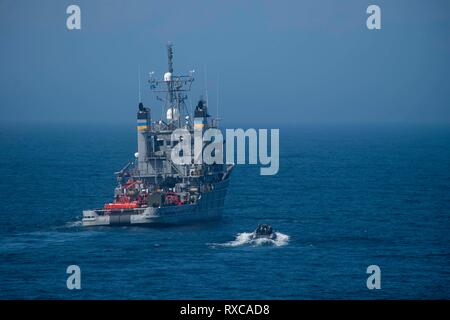 190212-N-von 095-0234 ATLANTIK (Feb. 12, 2019) Segler der Arleigh-Burke-Klasse geführte Anti-raketen-Zerstörer USS Gonzalez (DDG66) Durchführung von Besuchen, Board, Durchsuchung und Beschlagnahme. Gonzalez ist im Gange, die Durchführung von Composite Trainingsgerät Übung (COMPTUEX) mit Carrier Strike Group (CSG) 12. Die Komponenten der CSG 12 verkörpern ein 'team-Teams", die Kombination von Advanced Surface, Luft, und Systeme zu erstellen und die operativen Fähigkeiten unterstützen. Dies ermöglicht Ihnen und globale Operationen vorzubereiten, einen wirksamen und dauerhaften Befehl und Kontrolle, und dedicati demonstrieren Stockfoto