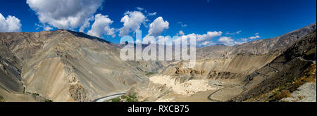 Panoramablick auf Spiti Valley um Nako. Stockfoto