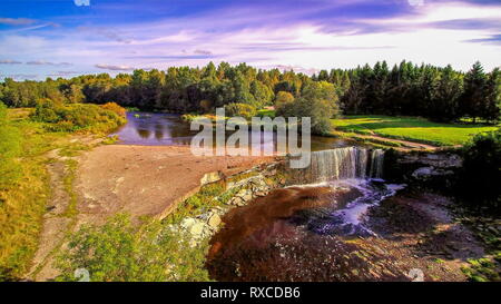 Eine Ansicht von oben Jagala Wasserfall in Estland. Die JĆ ¤ gala Wasserfall ist ein Wasserfall im Norden Estlands auf JĆ ¤ gala River. Es ist die höchste natürliche ... Stockfoto