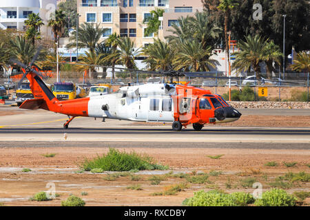 Eilat, Israel - 24. Februar 2019: UH 60 aus der multinationalen Truppe und Beobachter an der alten Eilat International Airport. Stockfoto