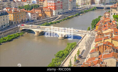 Die Ansicht der Stadt von Grenoble in Frankreich. Die Brücke und die Straßen, auf denen Autos vorbei und die Gebäude in der Stadt Stockfoto