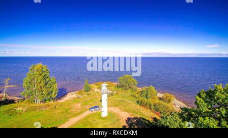 Einen Turm im Rand der Klippe des Sees. Mit Blick auf den Turm ist die Nina Kirche in Peipsi Estland Stockfoto