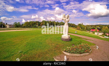 Der Hügel, wo der Estnischen Mutter Denkmal gefunden wird. Gesehen aus der Sicht der kleinen Häuser in der kleinen Stadt Rouge Stockfoto