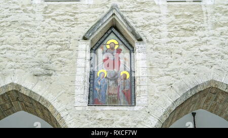 Ein Glasfenster in der Kirche in Tallin. Die Angefärbten Klasse vom Eingang der Kirche Stockfoto