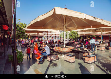 Jaipur in Rajasthan, Indien, 20. Januar 2019: Masala Chowk Markt, ein Open-air-food court Ram Niwas Garten Stockfoto