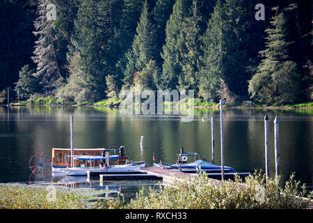 Der Pier mit Dampfschiffen in der Morgensonne am Lakeside, tenmile See, Coos County, Oregon, Amerika Stockfoto