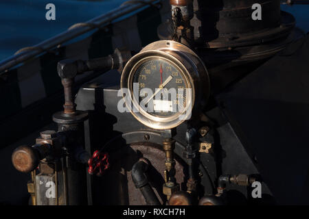 Schließen Sie ein Manometer an einem Fischerboot an der Lakeside, tenmile See, Coos County, Oregon, Amerika Stockfoto