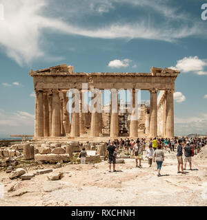06-25-2018. Athen, Griechenland. Touristische auf der Rückseite des Parthenon in Athen Akropolis Stockfoto