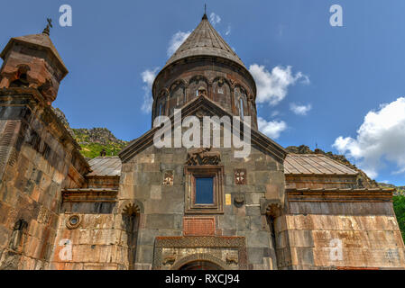 Geghard ist ein mittelalterliches Kloster in der Provinz Jerewan, Armenien, geschnitzt aus dem angrenzenden Berg. Es ist als UNESCO-Weltkulturerbe. Stockfoto