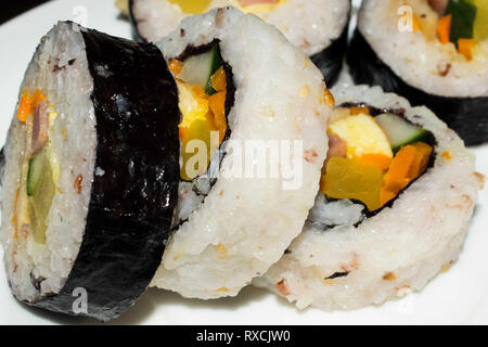 Sushi Reis nur gewickelt und die andere in Reis und Algen, asiatische Lebensmittel eingewickelt, asiatische Gericht Stockfoto